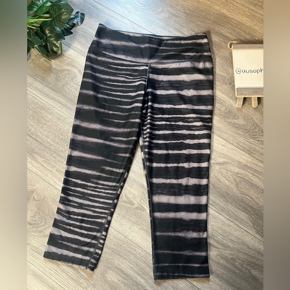 Nike Recycled Dri - Fit Black and Gray Tiger Stripe Capri Leggings. Size M - Picture 4 of 14